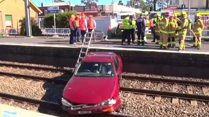 Accident SPECTACULOS: A încurcat frâna cu acceleraţia şi a ajuns pe calea ferată VIDEO