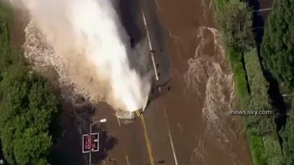 HAOS în Los Angeles. O conductă de apă a explodat VIDEO
