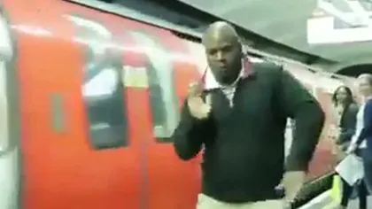 SPECTACOL pe un peron de la metrou. Omul ăsta chiar SIMTE muzica şi nu-i pasă că e privit ca un CIUDAT VIDEO