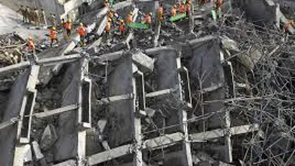 61 de morţi după prăbuşirea unei clădiri de 11 etaje în India