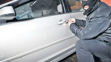 Hoţii au furat 3.000 de euro din maşina unui turist la Mamaia. Ei au folosit o TELECOMANDĂ cu BRUIAJ