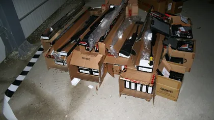Două arme şi 500 de proiectile au fost ridicate de poliţişti de la persoane suspectate de contrabandă