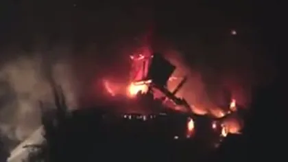 Biserică în flăcări, după ce a fost lovită de trăsnet VIDEO