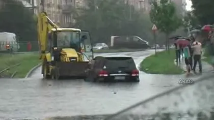 Ploile torenţiale au făcut PRĂPĂD în mai multe oraşe din ţară VIDEO