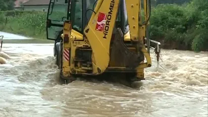 Ploile torenţiale şi inundaţiile au făcut PRĂPĂD în ţară - video