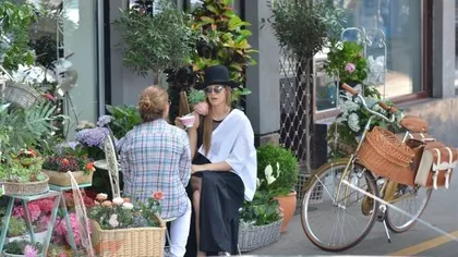 Iulia Albu, cu bicicleta prin oraş de ziua ei. A purtat o fustă crăpată până la chiloţi FOTO