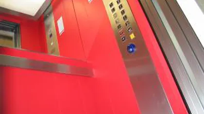 Butoanele de lift din spitale ascund mai multe bacterii decât vasele de toaletă