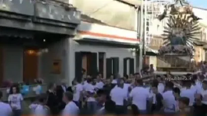 Scene incredibile în sudul Italiei, unde un alai de credincioşi s-a închinat în faţa unui şef al Mafiei VIDEO