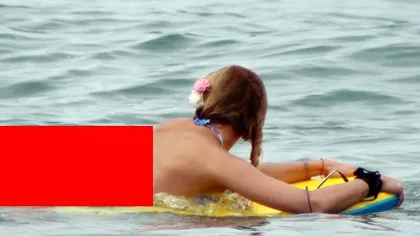 Lora, în ipostaze SEXY în valurile mării. Îi iese FUNDUL din apă de zici că-i GEAMANDURĂ FOTO