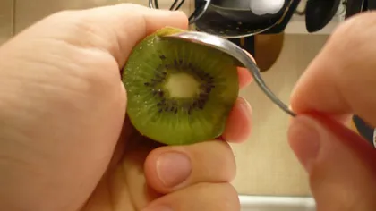 Cum se curăţă un kiwi în câteva secunde TUTORIAL VIDEO