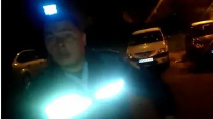 Tânăr BĂTUT şi atacat cu SPRAY PARALIZANT de un poliţist nervos că era filmat VIDEO