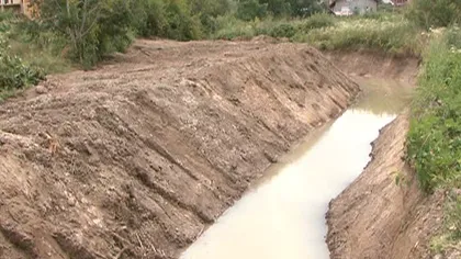 INCREDIBIL: O familie de romi a mutat cursul unui râu ca să-şi construiască palat VIDEO