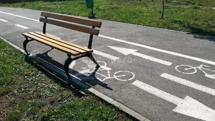 DE TOT RÂSUL. Primăria din Cluj a montat bănci pe pista de biciclete FOTO