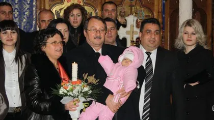 Fetiţa botezată de Mircea Băsescu doarme pe holurile spitalului unde este internată fata lui Bercea Mondial