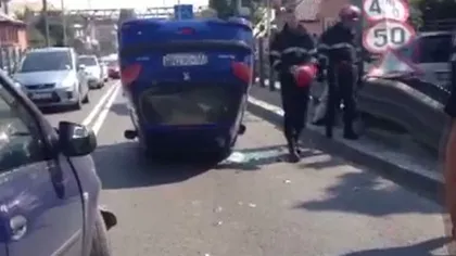 Maşină răsturnată în Piteşti, după ce a fost lovită de un autoturism care circula neregulamentar VIDEO