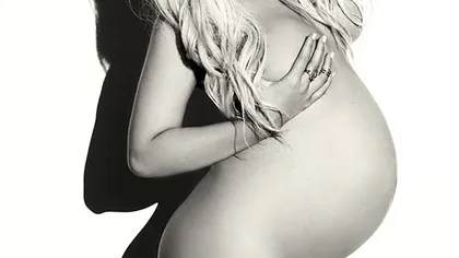 Christina Aguilera a pozat goală pentru o revistă glossy