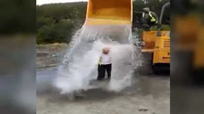 Ice Bucket Challenge: Un bărbat a folosit cupa de la excavator în loc de găleată VIDEO