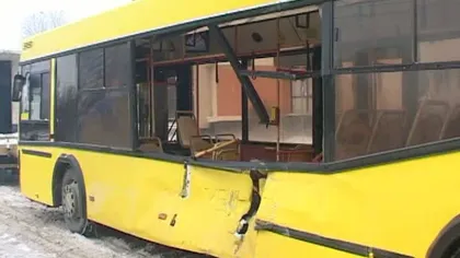 Clipe de groază pentru 30 de persoane: autobuzul în care erau a fost izbit de o camionetă