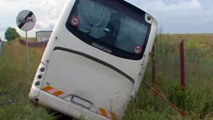 Un autocar plin cu pasageri s-a răsturnat pe DN 1. Patru persoane au fost rănite