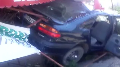 Accidente spectaculoase. Un şofer beat s-a oprit cu maşina în bar, altul s-a răsturnat într-o curte VIDEO