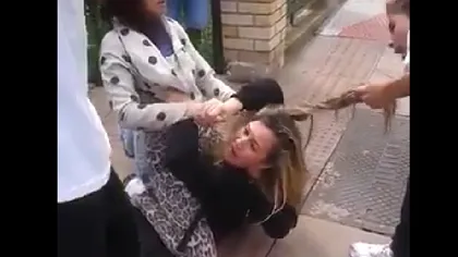 Bătaie între fete în plină stradă. O blondă a fost TUNSĂ şi bătută cu bestialitate de două individe VIDEO