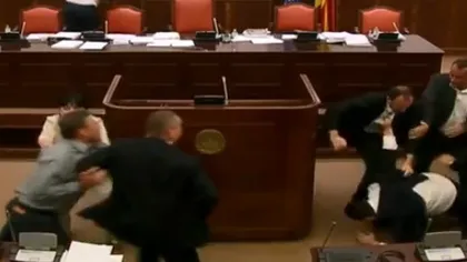 Bătaie în toată regula în Parlamentul Macedoniei. Parlamentarii s-au luat la PUMNI şi PICIOARE VIDEO