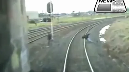 A vrut să traverseze neregulamentar calea ferată, s-a împiedicat şi a căzut. Ce a urmat te lasă fără aer VIDEO
