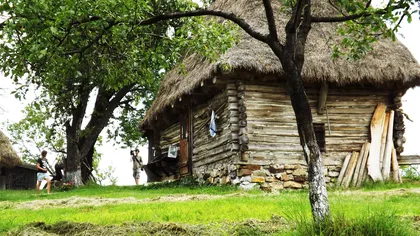 O viaţă ca în Moromeţii. Casele ţărăneşti de peste 100 de ani, paradisul cătunului Runcuri FOTO