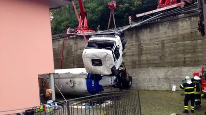 Accident spectaculos în Italia: O cisternă  înmatriculată în România a căzut în gol 10 metri VIDEO