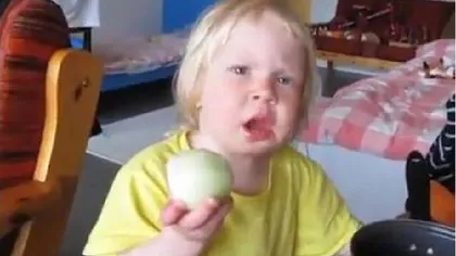 Reacţia unui COPIL care mănâncă CEAPĂ pentru prima oară în viaţă VIDEO