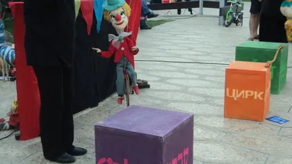Puppets Occupy Street. PĂPUŞILE ocupă BĂNIA