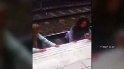IMAGINI INCREDIBILE. Două femei s-au luat la ceartă şi au căzut pe şinele de tren VIDEO