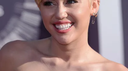 Gest EMOŢIONANT făcut de Miley Cyrus la MTV Video Music Awards. Cântăreaţa a izbucnit în lacrimi VIDEO