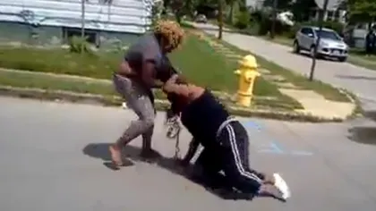 Bătaie între două negrese, în plină stradă. Vezi cum se bat femeile în ghetou VIDEO ŞOCANT