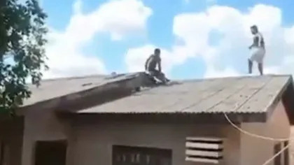 Hoţi, dar proşti. Doi BĂRBAŢI cad prin acoperişul casei pe care încercau să o jefuiască