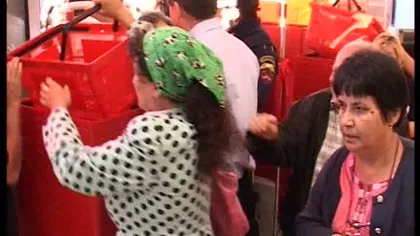 Îmbulzeală la deschiderea unui magazin. Zeci de oameni s-au călcat în picioare pentru nişte tigăi VIDEO
