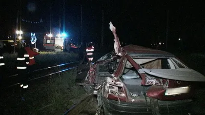 Accident grav în Cluj: Au scăpat cu viaţă după ce au sărit din maşina lovită de tren VIDEO