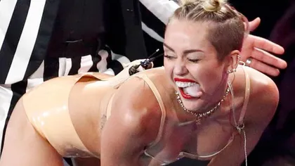 Miley Cyrus s-a lăsat atinsă de fani în ZONELE INTIME. Uite cum şi-a făcut un tânăr de cap FOTO