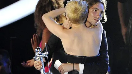 Invitatul special al cântăreţei Miley Cyrus la gala MTV s-a predat poliţiei