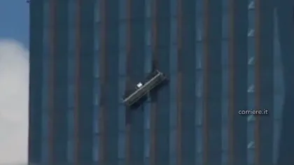 Momente de GROAZĂ pentru doi muncitori. Bărbaţii au rămas suspendaţi la etajul 48 al unui zgârie-nori VIDEO