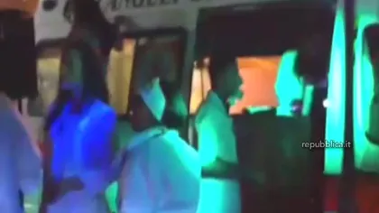 Petrecere în AMBULANŢĂ. Asistentele au dansat îmbrăcate sumar, iar doctorii au preparat băutura VIDEO
