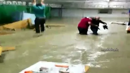 Inundaţii puternice în Italia: Zeci de oameni aflaţi la o petrecere, luaţi pe sus de puhoaie VIDEO