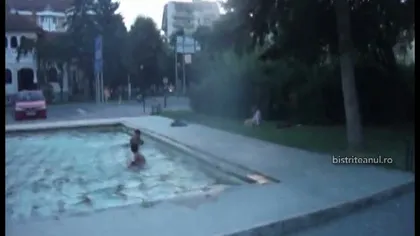 Fântâna arteziană, piscina ţiganilor. Imagini scandaloase, la Bistriţa VIDEO