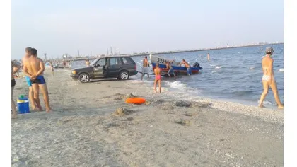 Un şmecher cu jeep a făcut slalom printre turişti, pe o plajă din Năvodari VIDEO