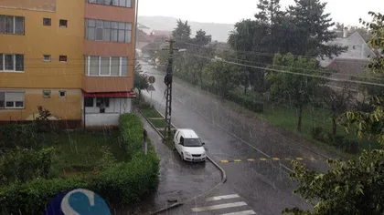 FURTUNĂ puternică în judeţul Cluj. O ploaie torenţială a acoperit străzile cu gheaţă VIDEO