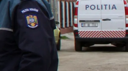 Trei poliţişti din Vrancea, ameninţaţi cu cuţitul şi toporul de doi concubini scandalagii