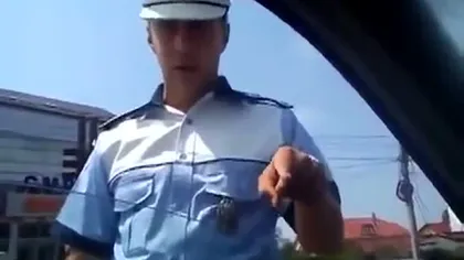 Poliţiştii de la Rutieră, sfidaţi de şoferi. Cum reacţionează un conducator auto când i se cer actele VIDEO