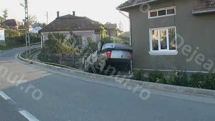 O şoferiţă din Dej a făcut ravagii pe o stradă, după ce s-a răsturnat cu maşina VIDEO