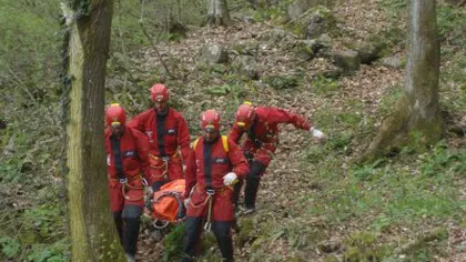 O tânără care a căzut în Masivul Parâng şi s-a lovit la un picior, recuperată de salvamontişti