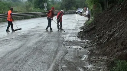 Circulaţie blocată pe DN 73, la Dragoslavele, din cauza aluviunilor ajunse pe carosabil